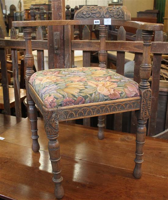 Carved oak corner chair(-)